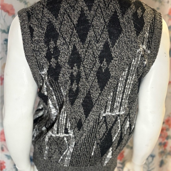 Vintage Men's Black and Gray Argyle Vest - Picture 4 of 8
